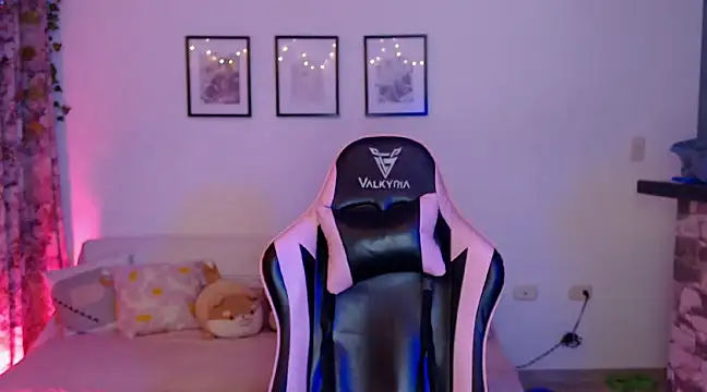 Snapshot of yukiio_nee chatting on 12.10.24 yukiio nee online show from 12.10.24