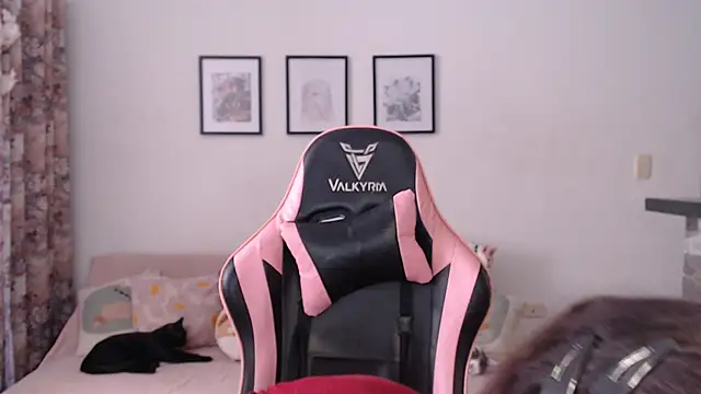 Snapshot of yukiio_nee chatting on 02.15.25 yukiio nee online show from 02.15.25