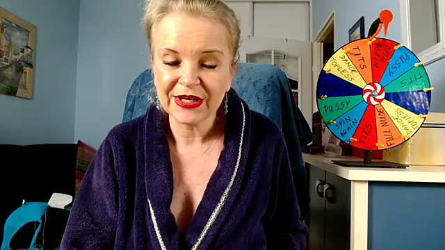 Snapshot of sexyjennyeu chatting on 12.18.24 sexyjennyeu online show from 12.18.24