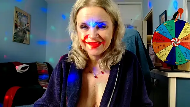 Snapshot of sexyjennyeu chatting on 12.18.24 sexyjennyeu online show from 12.18.24