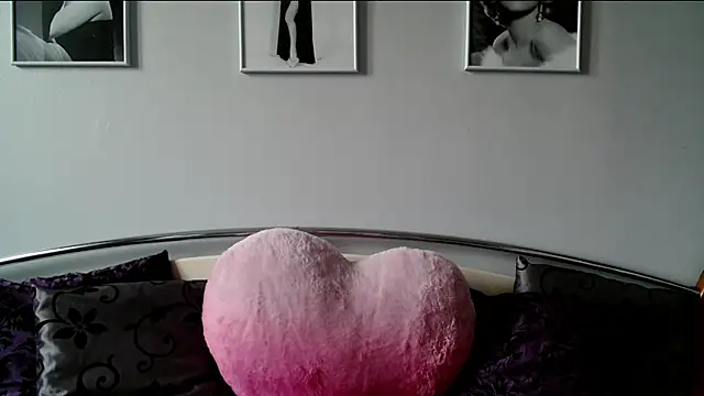 Snapshot of sexyjennyeu chatting on 02.12.25 sexyjennyeu online show from 02.12.25