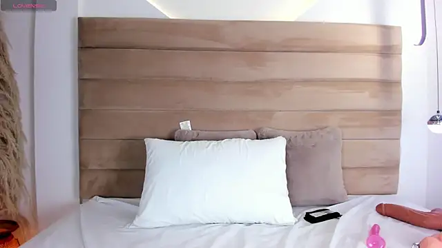 IsabellaJonns online show from 01.12.25