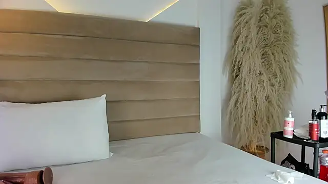 IsabellaJonns online show from 02.12.25