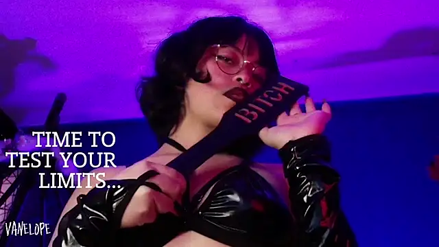 Snapshot of vanelope11 chatting on 10.26.25 vanelope11 online show from 10.26.25