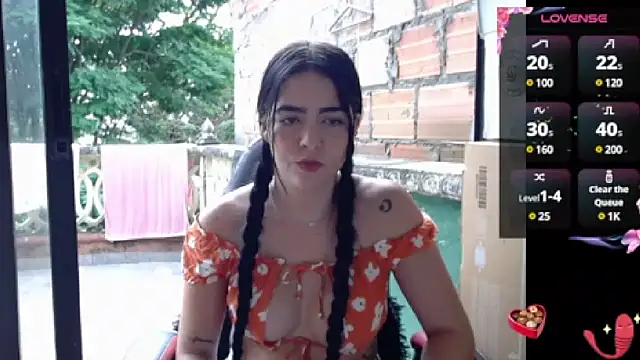 Snapshot of lvsaraa_sexy chatting on 01.05.25 lvsaraa sexy online show from 01.05.25