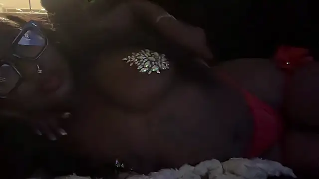 Snapshot of londonsfantasy chatting on 11.01.25 londonsfantasy online show from 11.01.25