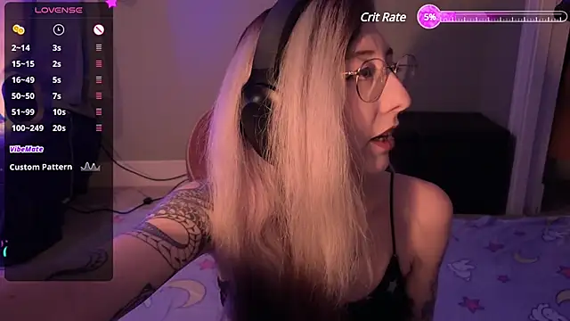 Snapshot of lovelylucyy chatting on 12.23.24 lovelylucyy online show from 12.23.24