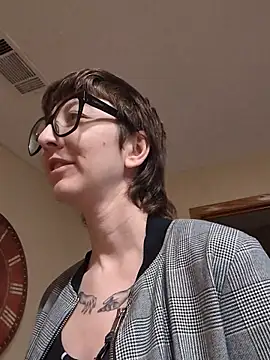 Snapshot of lovelylucyy chatting on 12.21.25 lovelylucyy online show from 12.21.25