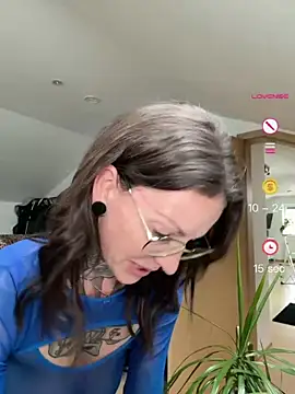 Snapshot of BrownieyQueen chatting on 05.18.26 BrownieyQueen online show from 05.18.26