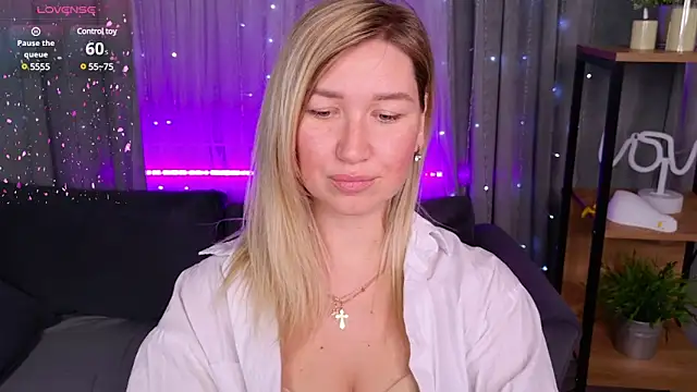 Snapshot of MilaBott chatting on 01.22.25 MilaBott online show from 01.22.25