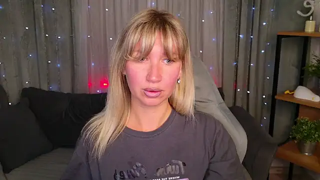 Snapshot of MilaBott chatting on 07.21.26 MilaBott online show from 07.21.26