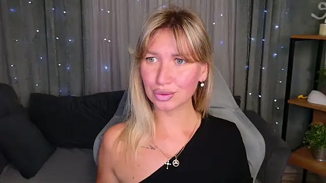 Snapshot of MilaBott chatting on 07.22.26 MilaBott online show from 07.22.26