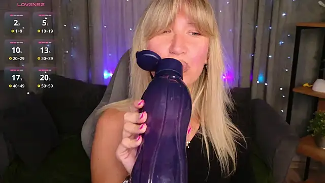 Snapshot of MilaBott chatting on 07.25.26 MilaBott online show from 07.25.26