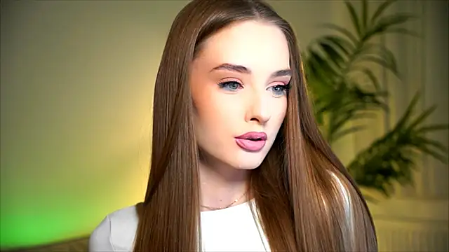 Snapshot of petitegonwiild chatting on 10.26.25 petitegonwiild online show from 10.26.25