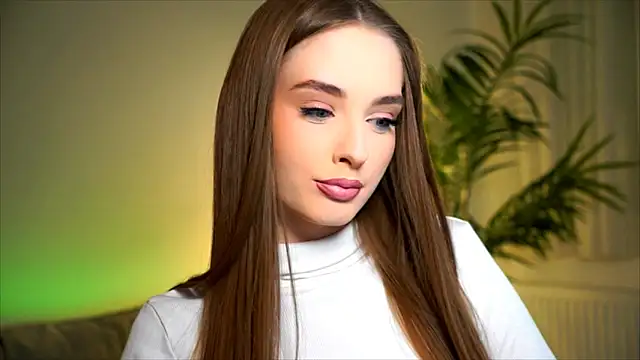 Snapshot of petitegonwiild chatting on 10.28.25 petitegonwiild online show from 10.28.25