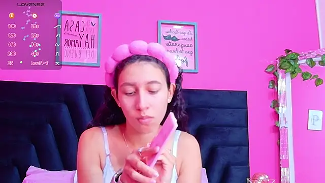 Snapshot of Beautifulskinny18 chatting on 09.28.25 Beautifulskinny18 online show from 09.28.25