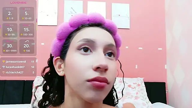 Snapshot of Beautifulskinny18 chatting on 10.22.25 Beautifulskinny18 online show from 10.22.25