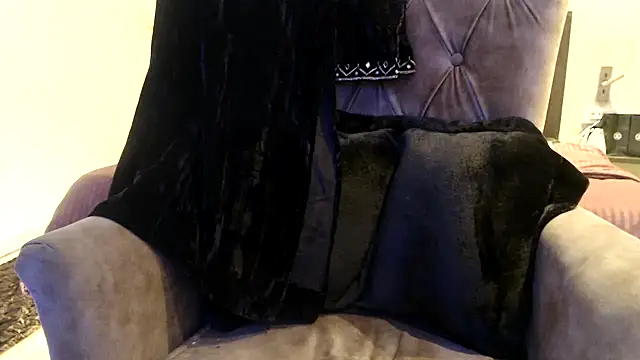 Snapshot of chhui_mui chatting on 02.20.25 chhui mui online show from 02.20.25