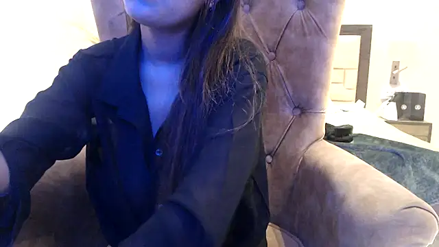 Snapshot of chhui_mui chatting on 02.26.25 chhui mui online show from 02.26.25