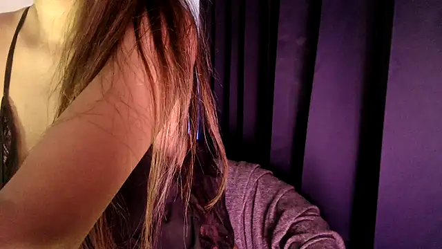 Snapshot of chhui_mui chatting on 03.19.25 chhui mui online show from 03.19.25