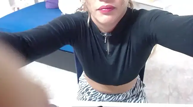 Snapshot of Suxxxy_ chatting on 01.12.25 Suxxxy online show from 01.12.25