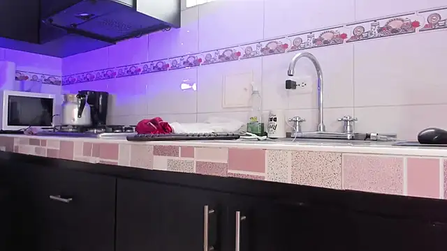 Snapshot of Emma-evans chatting on 03.20.25 Emma-evans online show from 03.20.25