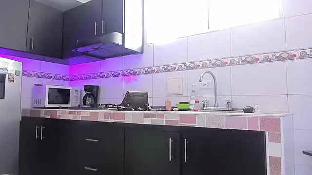 Snapshot of Emma-evans chatting on 11.20.25 Emma-evans online show from 11.20.25