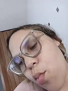 Snapshot of Emma-evans chatting on 03.10.26 Emma-evans online show from 03.10.26