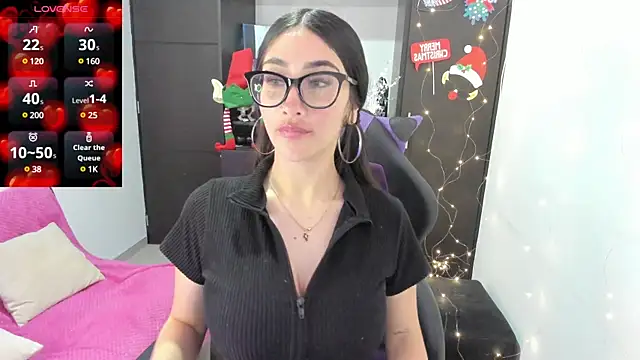 Snapshot of Emilytafur chatting on 12.11.24 Emilytafur online show from 12.11.24