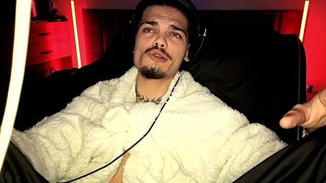 Snapshot of JordanShow chatting on 10.21.25 JordanShow online show from 10.21.25