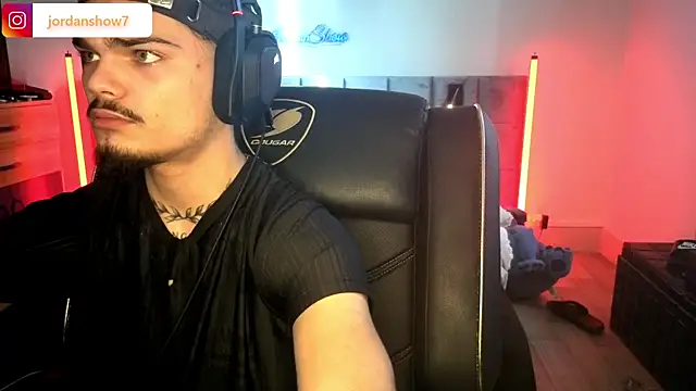 Snapshot of JordanShow chatting on 11.14.25 JordanShow online show from 11.14.25