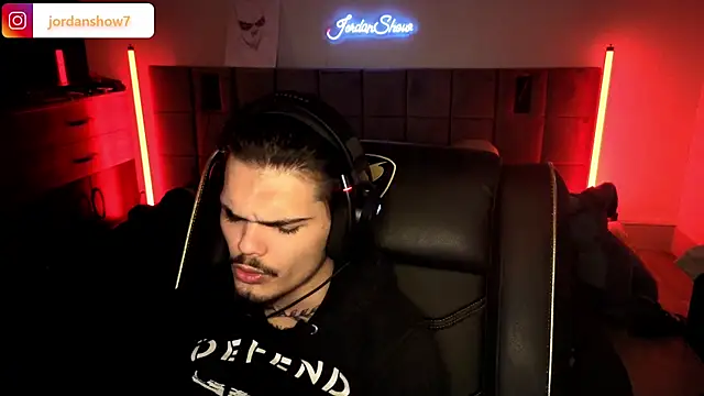 Snapshot of JordanShow chatting on 11.21.25 JordanShow online show from 11.21.25