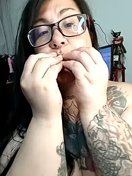 Snapshot of l1la_Rav3n chatting on 12.17.24 l1la Rav3n online show from 12.17.24