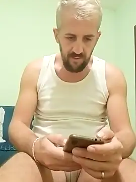 Snapshot of GrofLicno chatting on 10.31.25 GrofLicno online show from 10.31.25