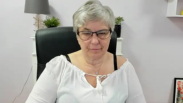 Snapshot of IrisDream chatting on 06.18.26 IrisDream online show from 06.18.26