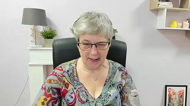Snapshot of IrisDream chatting on 06.22.26 IrisDream online show from 06.22.26