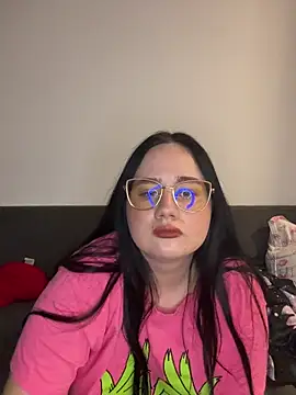 Snapshot of curvybabe7 chatting on 12.13.25 curvybabe7 online show from 12.13.25