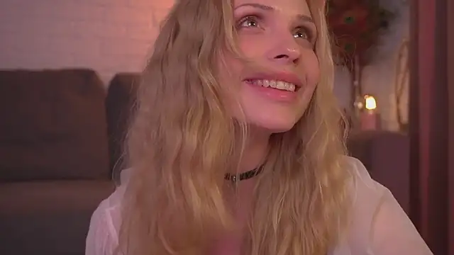 Snapshot of divinelights chatting on 03.18.25 divinelights online show from 03.18.25