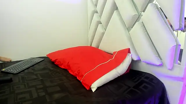 Snapshot of leslyylove chatting on 12.05.24 leslyylove online show from 12.05.24