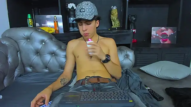 Snapshot of HeellBoy_ chatting on 11.06.25 HeellBoy online show from 11.06.25