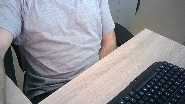 Snapshot of zebymasry chatting on 10.29.25 zebymasry online show from 10.29.25