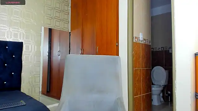 Snapshot of evelyn_wine chatting on 03.10.25 evelyn wine online show from 03.10.25