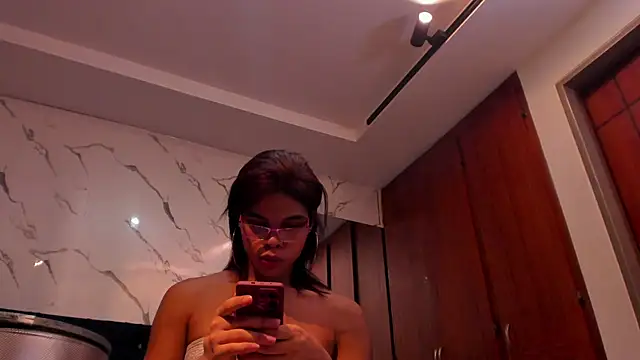 Snapshot of evelyn_wine chatting on 09.25.25 evelyn wine online show from 09.25.25