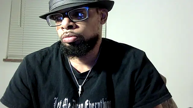 Snapshot of WhiskeyWood_DuhGOD chatting on 11.02.25 WhiskeyWood DuhGOD online show from 11.02.25