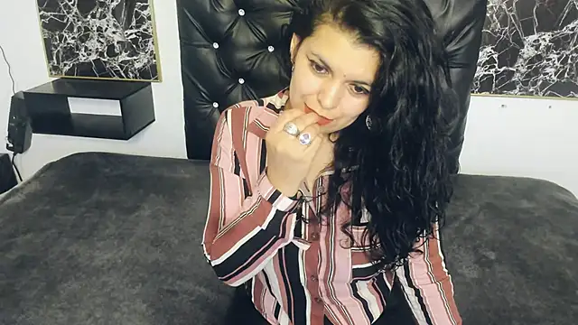 Snapshot of scarlett_w0lf chatting on 01.18.25 scarlett w0lf online show from 01.18.25