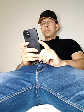 Snapshot of hoy_toyboy chatting on 03.12.25 hoy toyboy online show from 03.12.25