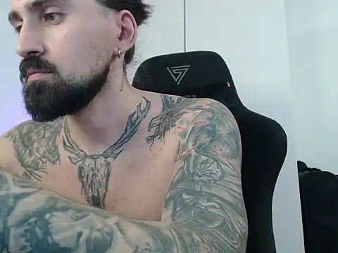 Snapshot of MateoHunk chatting on 11.12.25 MateoHunk online show from 11.12.25