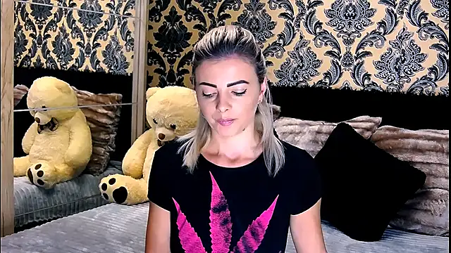 Snapshot of Aly_girl1 chatting on 12.28.24 Aly girl1 online show from 12.28.24