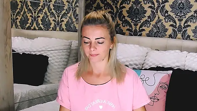 Snapshot of Aly_girl1 chatting on 09.27.25 Aly girl1 online show from 09.27.25