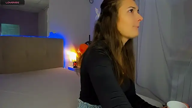 Laura Leee online show from 10.29.25